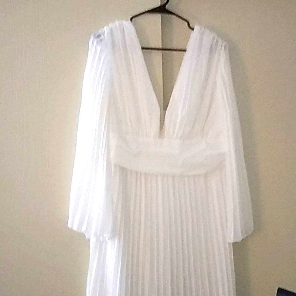 Backless white wedding dress , never worn! Polyester and elastane